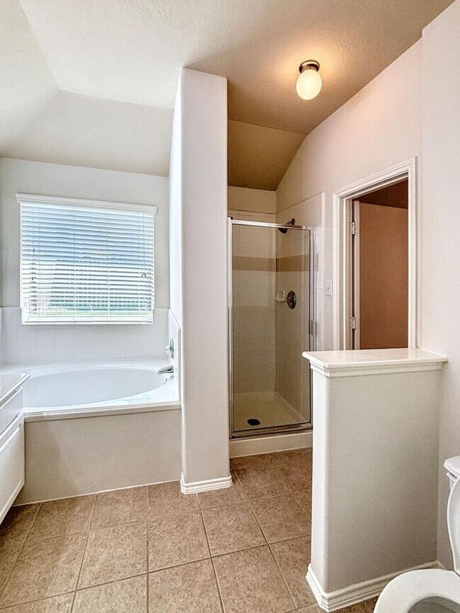 Building Photo - Spacious 3-Bedroom, 2-Bath Home with Conve...