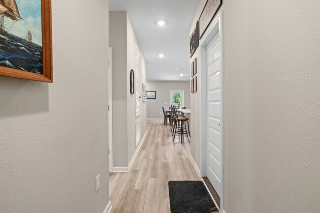 Building Photo - 6686 Sun Tree Cir