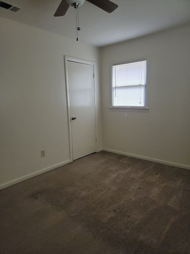 Building Photo - 3 bedroom 1 bathroom **Move in Ready