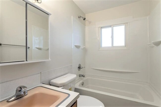 Building Photo - 1403/1405 Daley Avenue