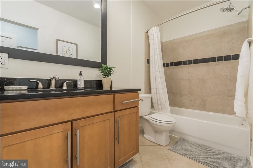 Building Photo - 302 Todd Pl NE