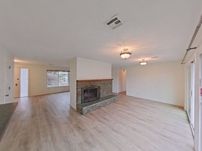 Building Photo - 3 Bedroom Family Home in the Harlow Street Bridge Area