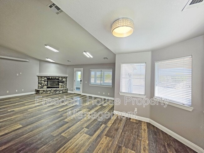 Building Photo - 3630 E Vineyard Dr N