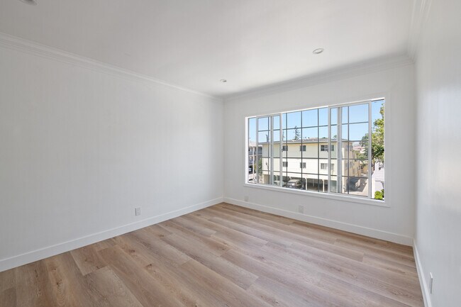 Building Photo - 1008 N Stanley-6