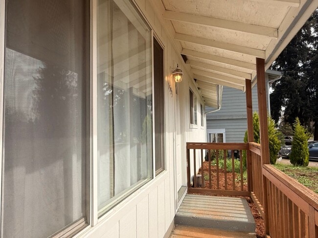 Building Photo - 1593 Skyline Way S