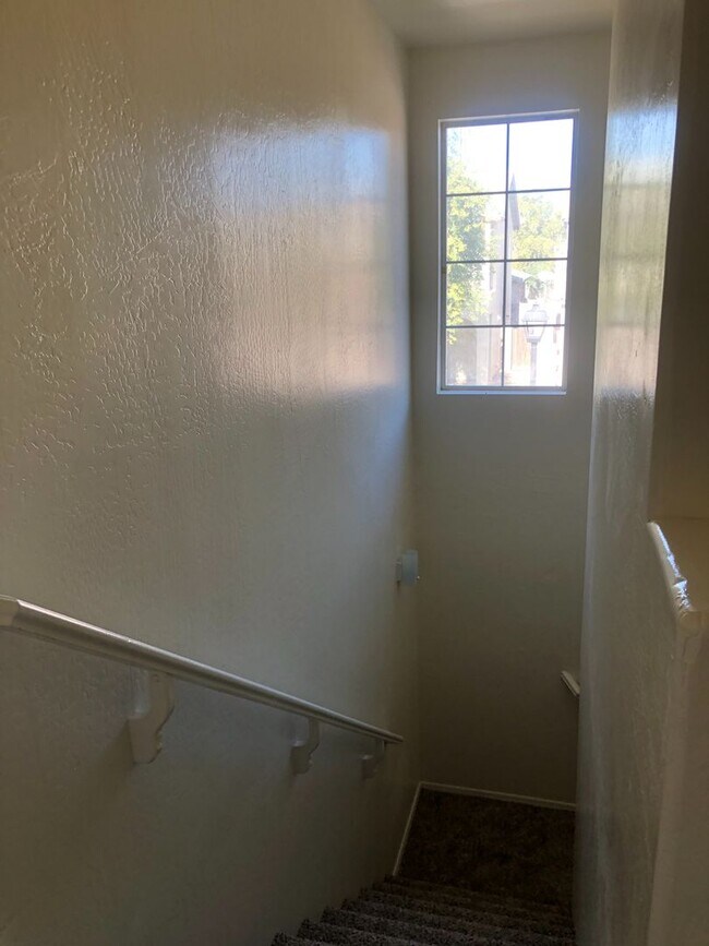 Building Photo - 3 bedroom 2.5 bath home - 2 car garage - S...