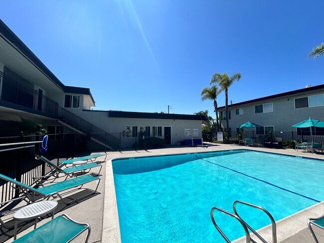 Building Photo - Beautiful 1BD/1BA W/ Reserved Parking and In-Unit Laundry in North Park!