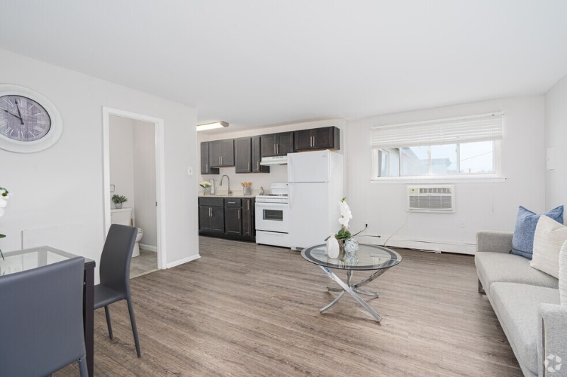 Building Photo - 630 W Fisher Ave