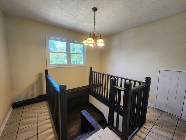 Building Photo - 3 Bedroom with Large Master Suite Upstairs with Private Bath & Walk-In Closet