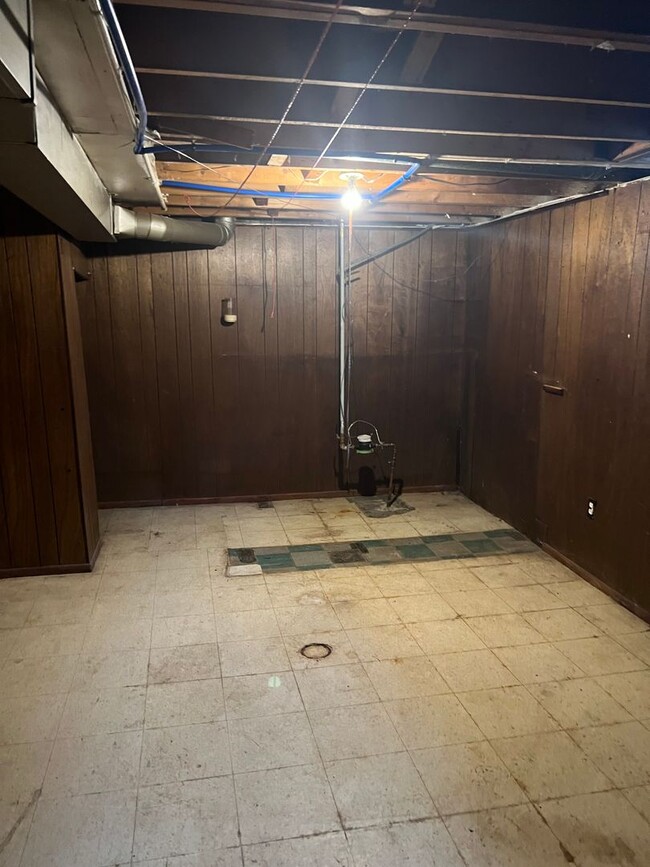 Building Photo - 3 Bedroom 1.5 Bath - $1200