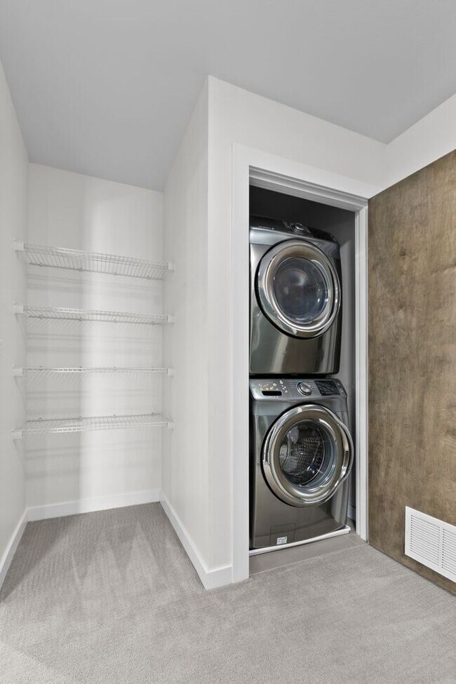 Building Photo - Trendy West Seattle Townhome w/Air Conditi...