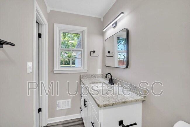 Building Photo - 120 Abbotsford Dr