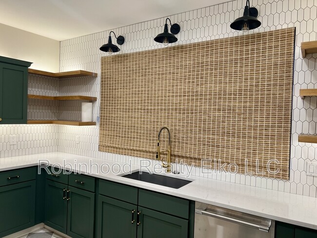 Building Photo - 753 Oak St