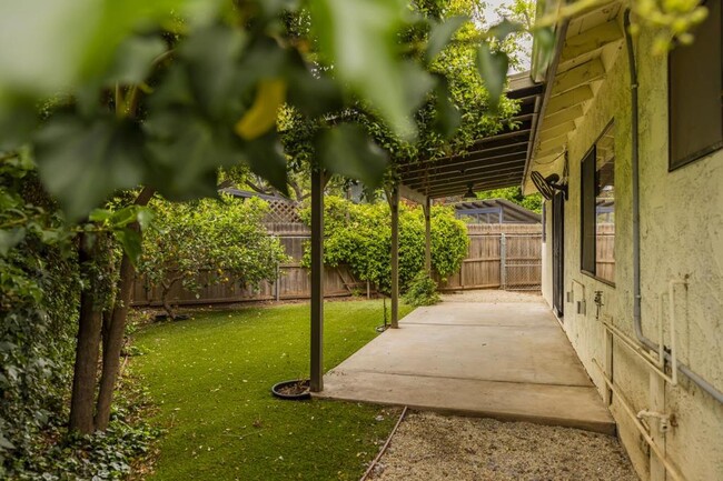 Building Photo - 325 El Conejo Dr