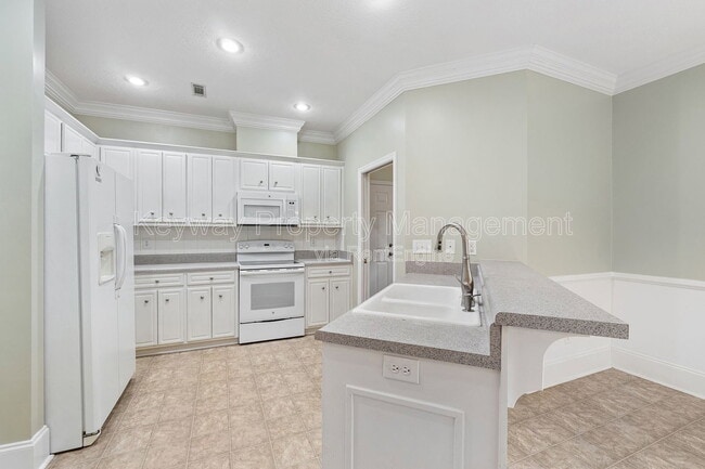 Building Photo - 4890 Somerset Dr