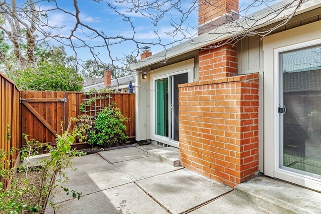 Building Photo - 2 bedroom, 2 bath townhome in the Northpoint HOA!
