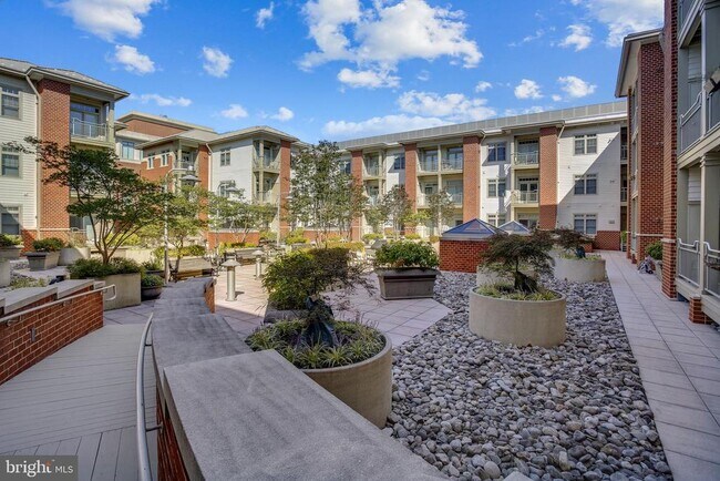 Building Photo - 309 Holland Ln