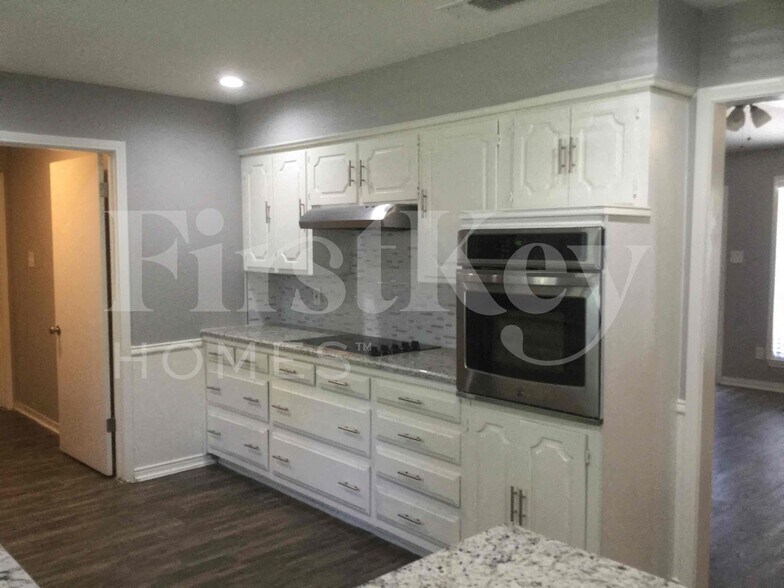 Building Photo - 419 Buckingham Pl