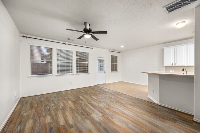 Building Photo - 12475 Saratoga Woods Ln