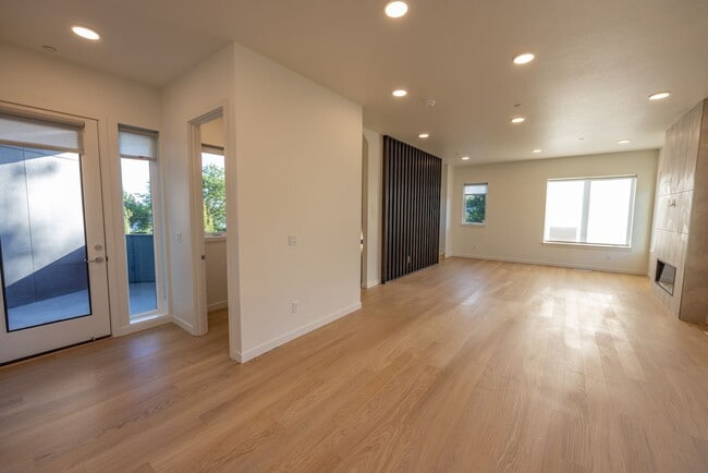 Building Photo - Riverside Townhomes - Waterfront Living in...
