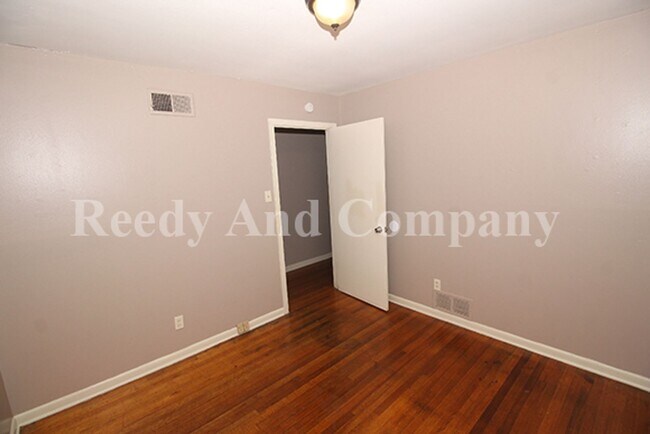 Building Photo - 848 Biggs St