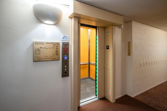 Building Photo - Gorgeous 2 Bed / 2 Bath Top Floor Condo wi...