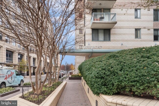 Building Photo - 851 N Glebe Rd