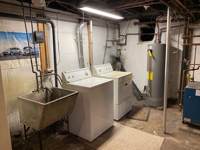 Building Photo - In the Heart of Dinkytown - Amazing 6 bedroom Victorian Rental Home,  Fall 2026!