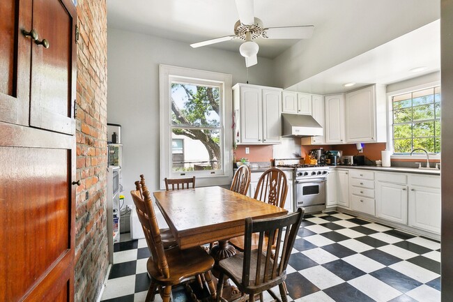 Building Photo - 6056 Prytania St