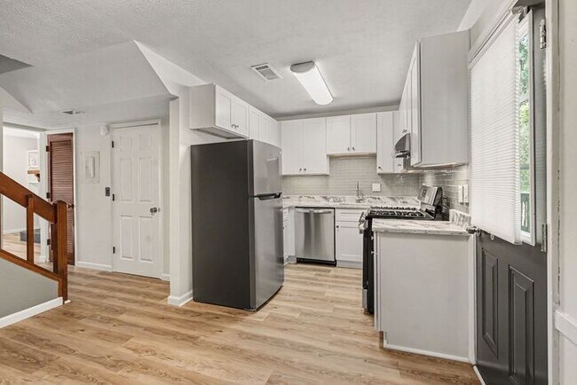 Building Photo - 2BR/1.5BA End Unit Townhome Near Downtown Snellville!