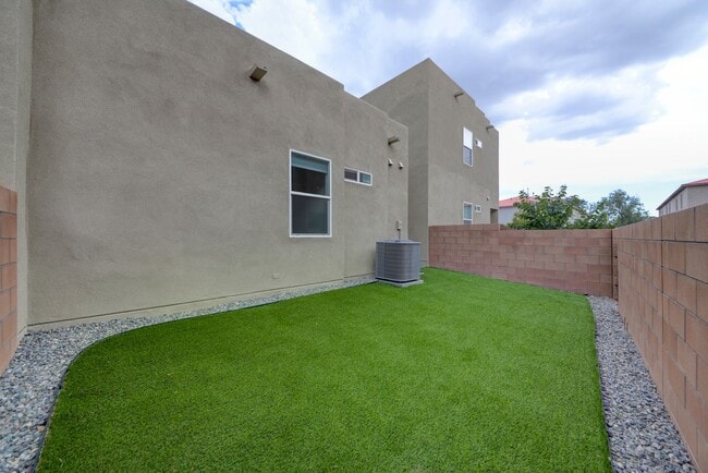 Building Photo - Amazing Modern 4 Bedroom in North Valley A...