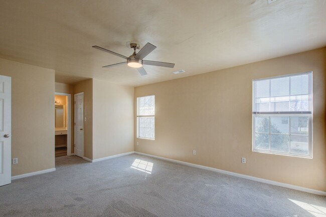 Building Photo - 3 Bed, 2.5 Bath Home Conveniently Located ...