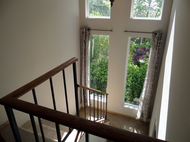 Building Photo - Super Cute 3 Bedroom Duplex with Fenced Ba...