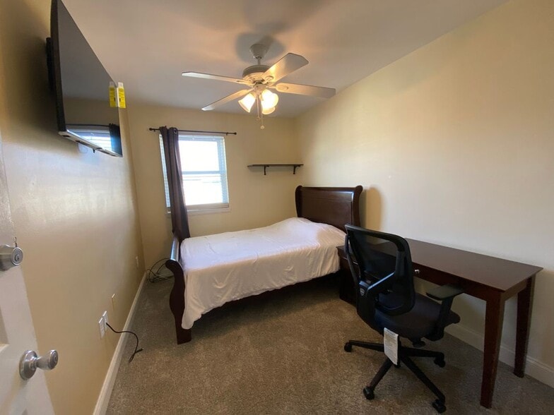 Building Photo - 7416 Rhondda Dr