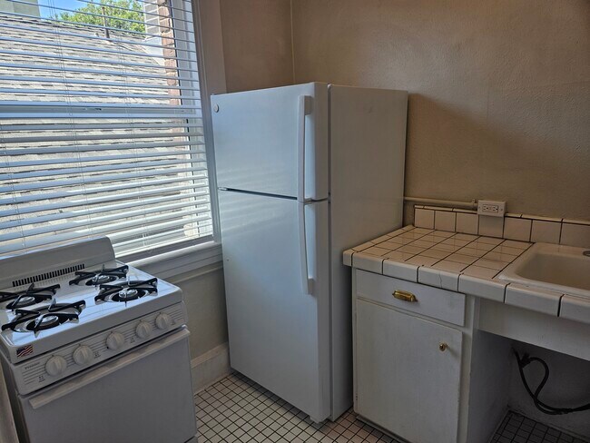 Building Photo - 2520 W 7th St