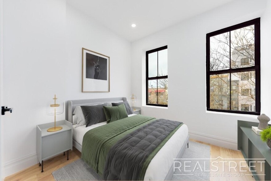 Building Photo - STUNNING TRUE 4 BED 2 BATH IN PRIME BUSHWICK TOWNHOUSE