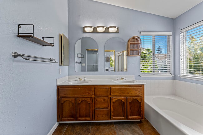 Building Photo - 2126 Sunhaven Ct