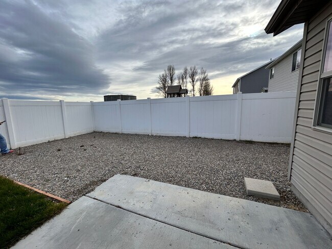 Building Photo - *$200 OFF FIRST MONTH RENT! | BEAUTIFUL 3 bed, 2 bath home in the desirable Summerfield Subdivision