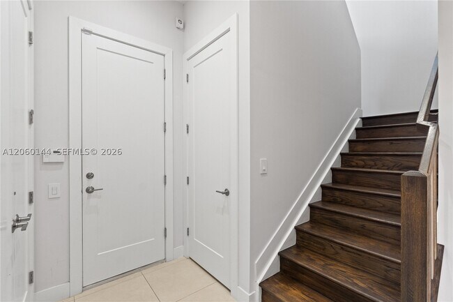 Building Photo - 3472 Emerson Dr
