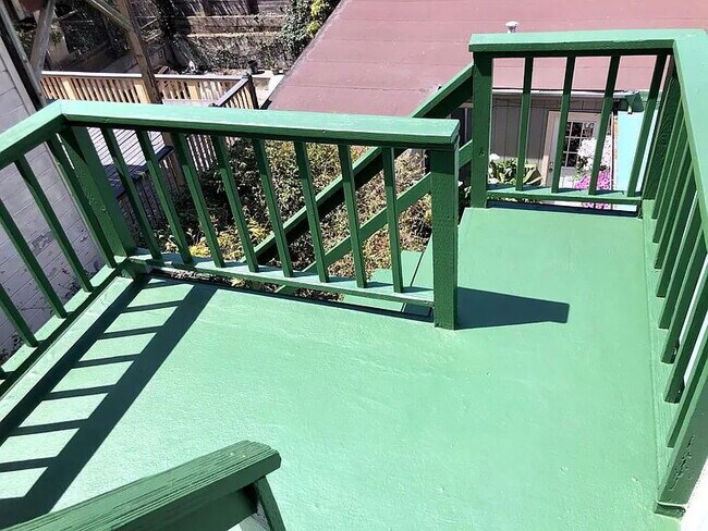 Building Photo - "Charming 2-Bed, 2-Bath Sanctuary in the Heart of San Francisco!"