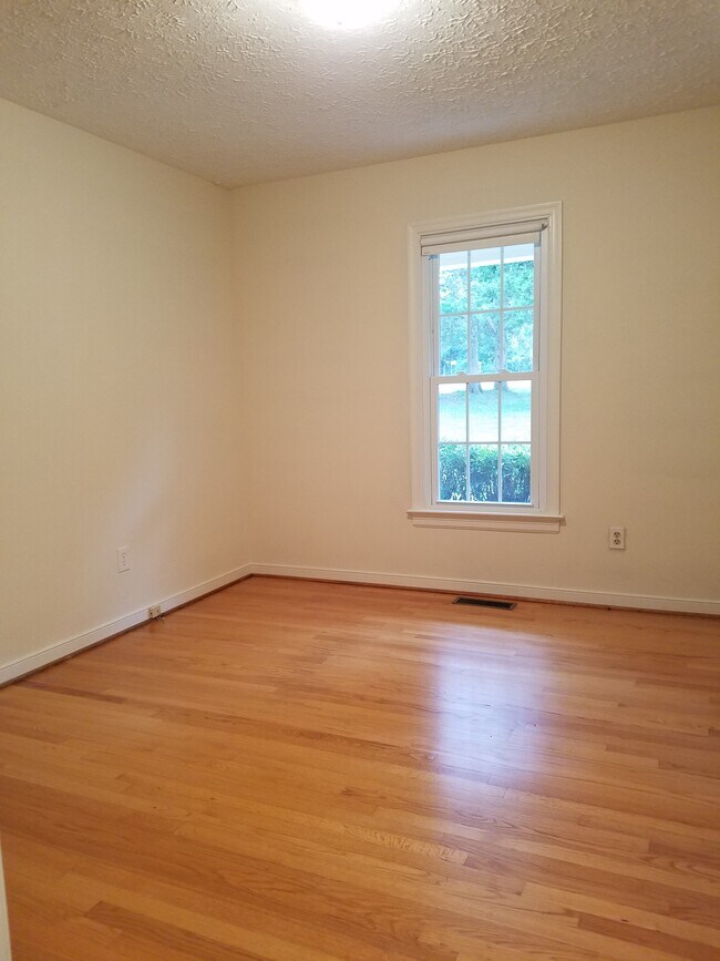 Building Photo - 2750 River Rd W