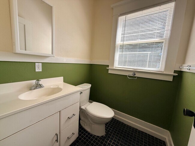 Building Photo - Spacious 5 Bedroom Home in N Portland with Hardwood Floors, Huge Basement & Fenced Yard!