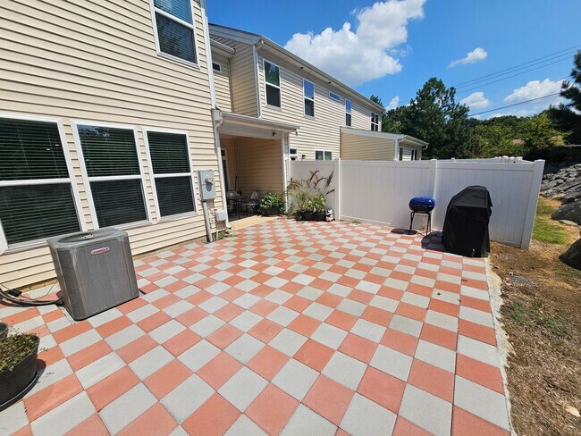Building Photo - Well Maintained Large townhome in Steele Creek