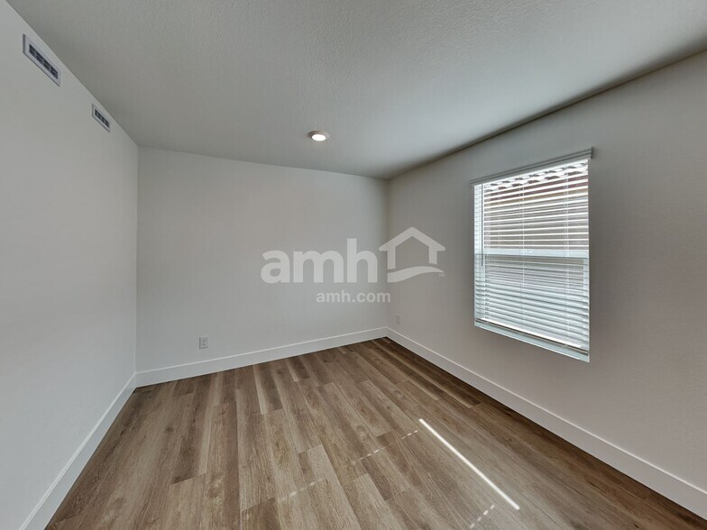 Building Photo - 5880 Vaes Dothrak St