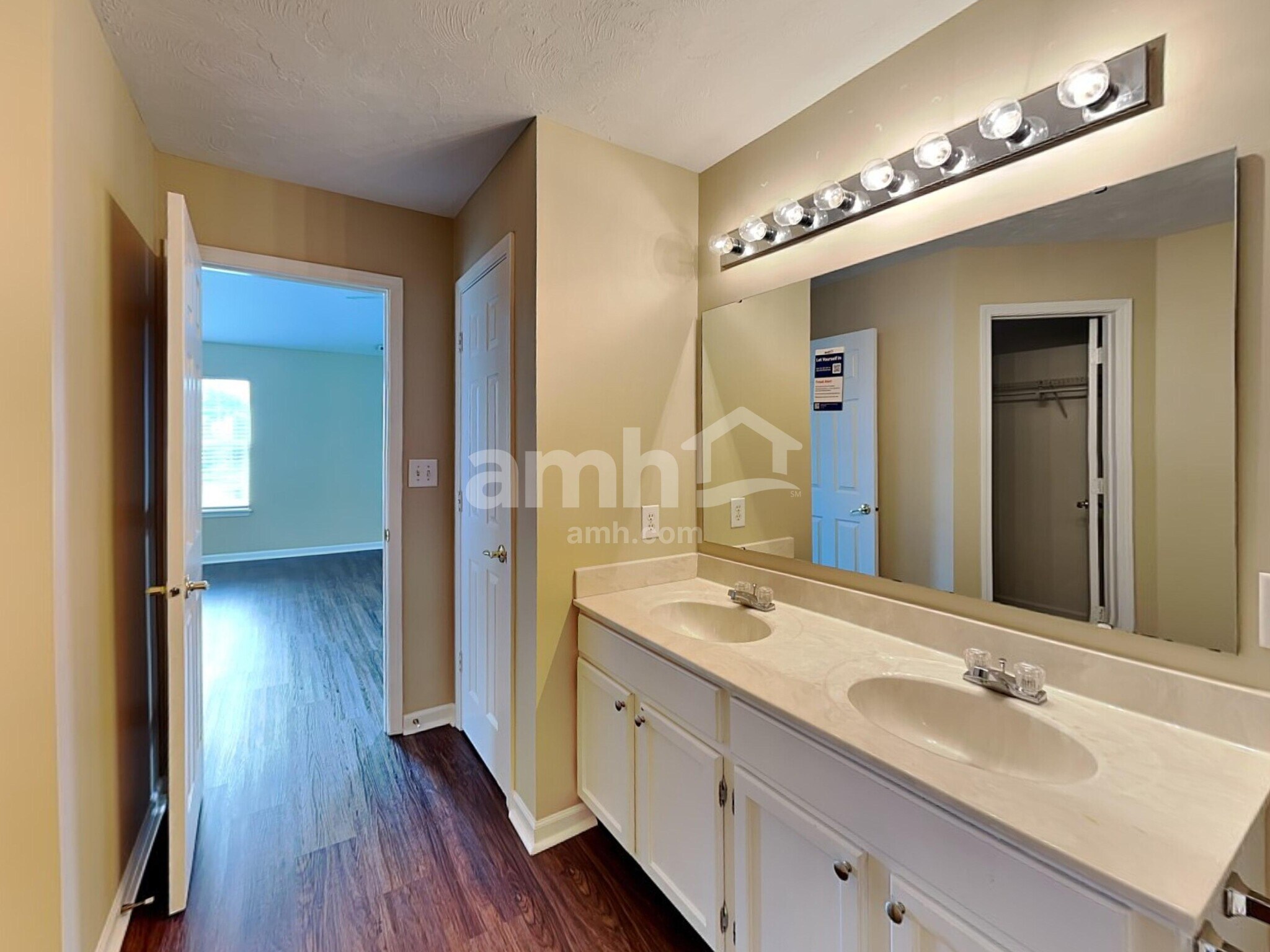 Building Photo - 717 Breakers Ln