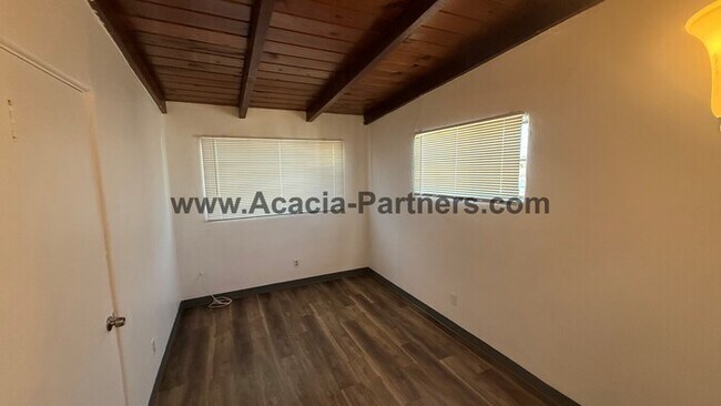 Building Photo - Great Central Home on Large Lot