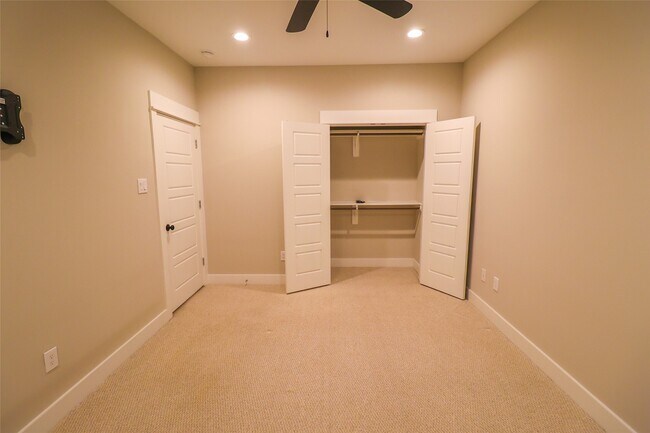 Building Photo - 5213 Pinemont Creek Ln