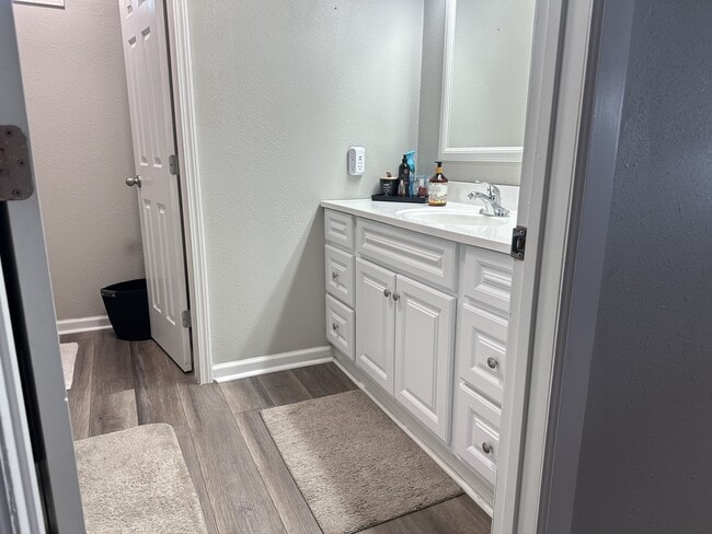 Building Photo - 600a Sara St