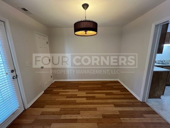 Building Photo - Beautful 2 Bedroom 2.5 Bath Townhouse