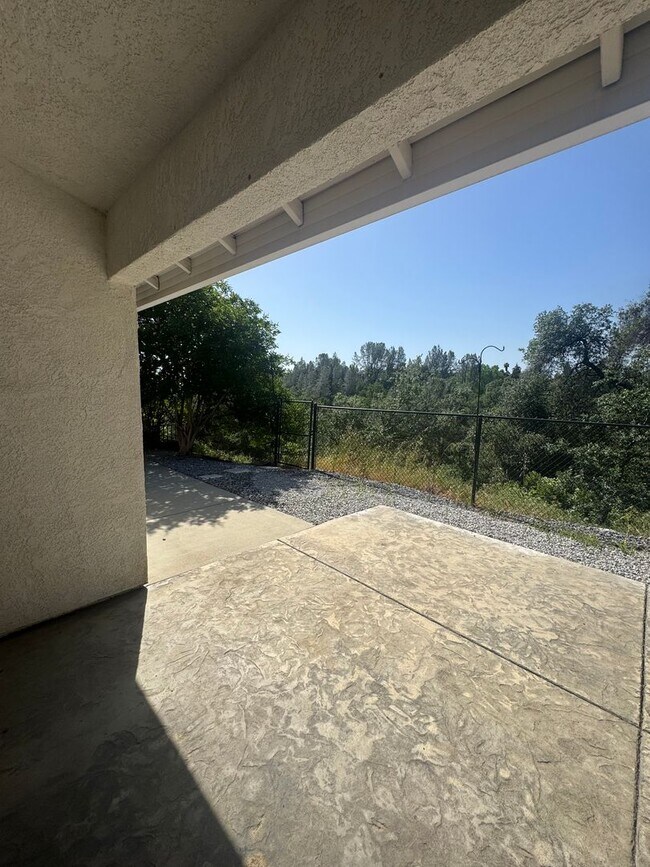 Building Photo - 4 BED/2 BATH IN REDDING IN THE WESTSIDE ES...